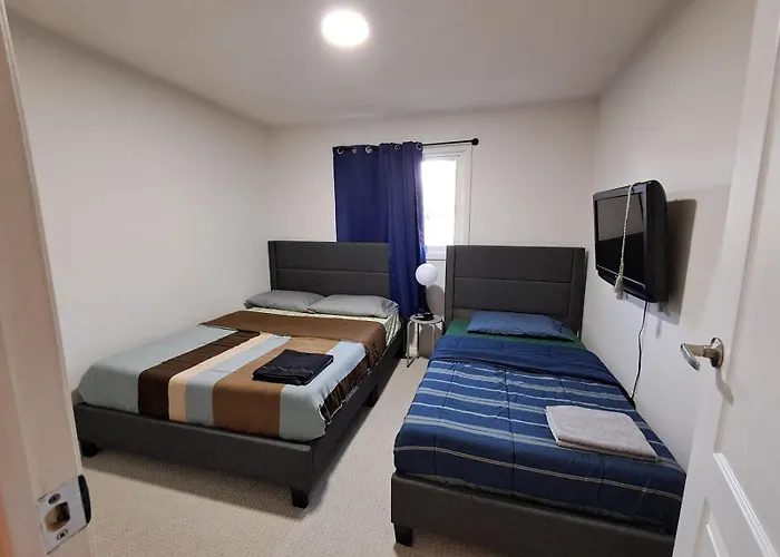 Square One Mississauga Suite- Attached Bathroom, Walking Transit & Plaza