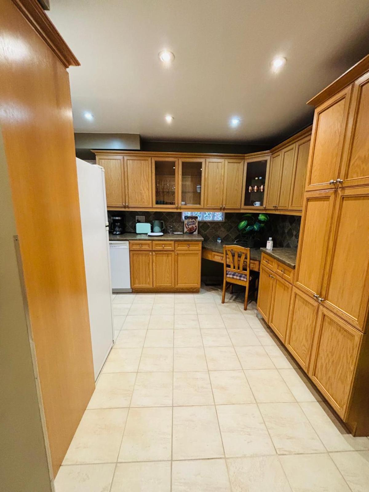Homestay Square One Suite- Attached Bathroom, Walking Transit & Plaza Mississauga